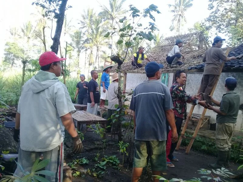 Pemuda Muhammadiyah Bantu Renovasi Rumah Paimin yang Roboh