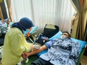 Peringatan Hari Guru dengan Donor Darah
