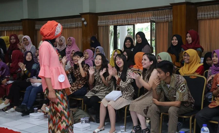 Unik! Fashion Show Batik pada Mahasiswa Asing Dijadikan Ujian Akhir Semester
