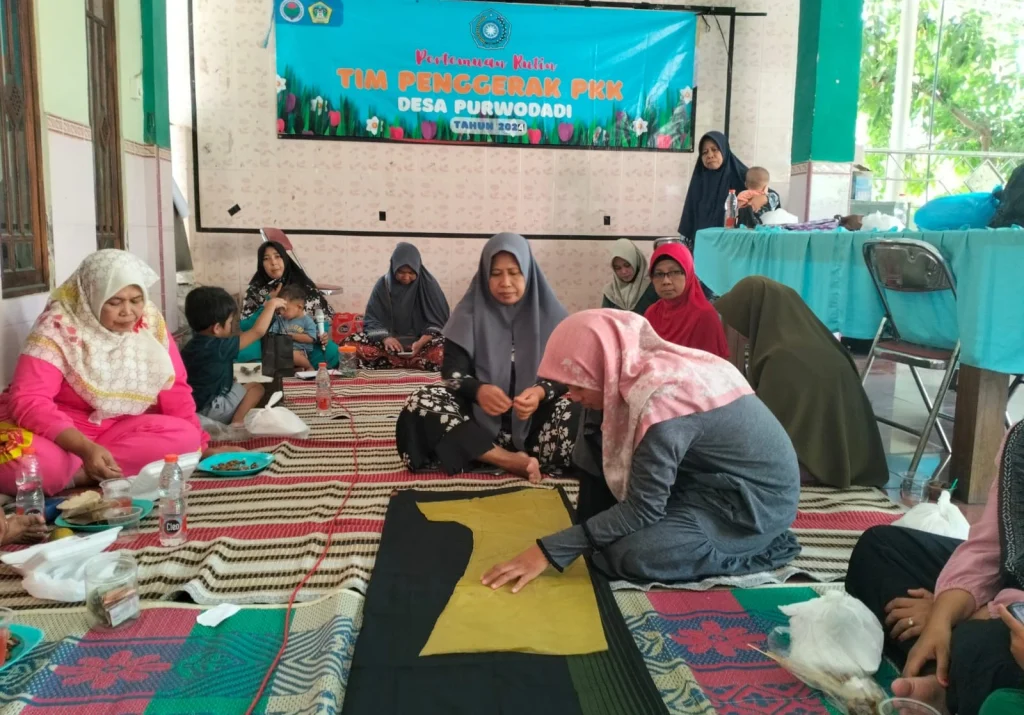 PKK Desa Purwodadi Bikin Daster Berbahan Sarung