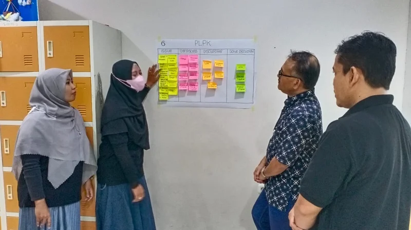 Ketika PLPK Smamio Presentasi Issue Identifier Canvas