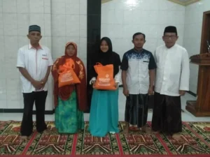 Lazismu dan Pemuda Bagikan Sembako ke Warga Dhuafa