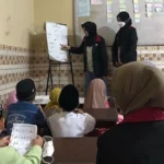 Mahasiswa UMM Ngajar Iqra sambil Beri Kuis