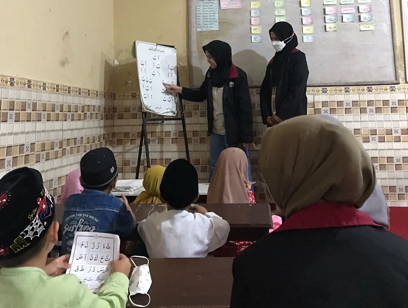 Mahasiswa UMM Ngajar Iqra sambil Beri Kuis