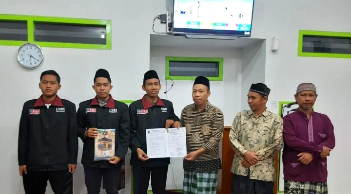 Aplikasikan Ilmu Falak, Mahasiswa UMM Ukur Arah Kiblat Masjid Khadijah Dau