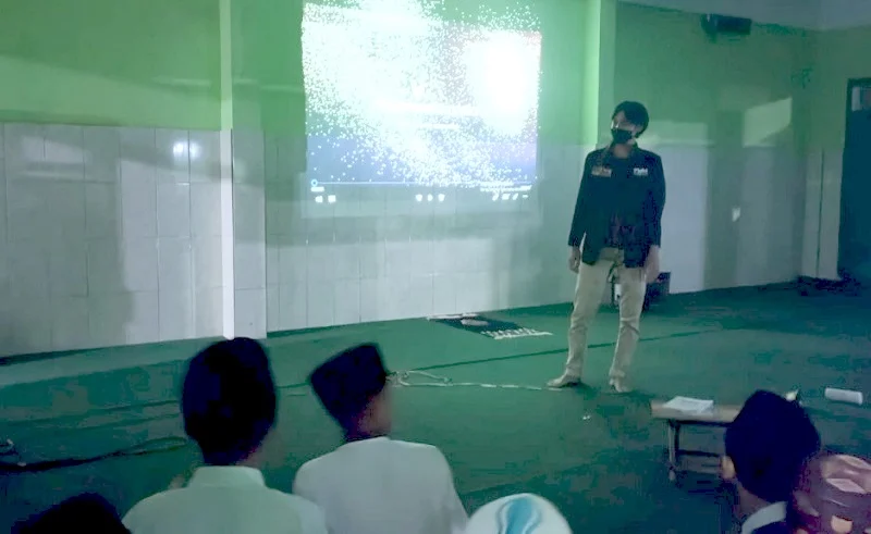 Mahasiswa UMM Edukasi Iptek ke Anak Panti