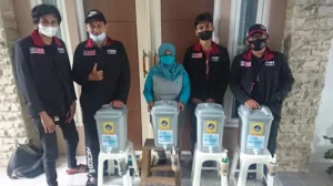 Mahasiswa Ini Sediakan Bak Cuci Tangan untuk Warga