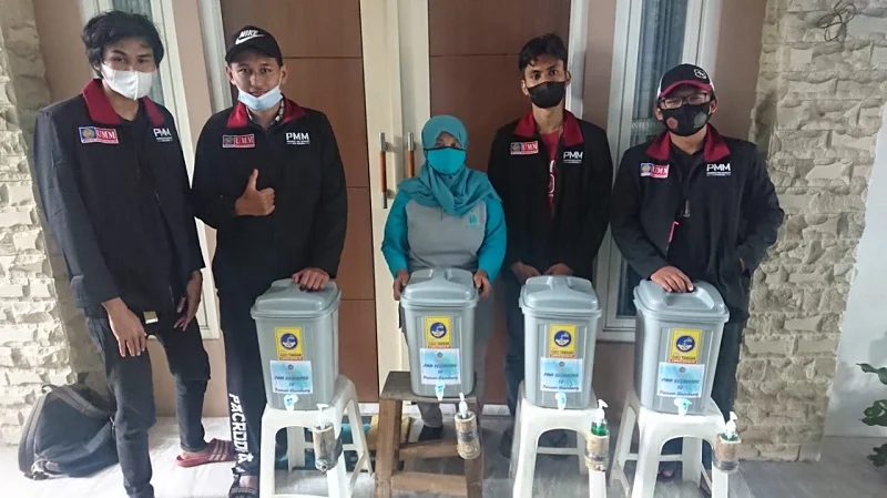 Mahasiswa Ini Sediakan Bak Cuci Tangan untuk Warga