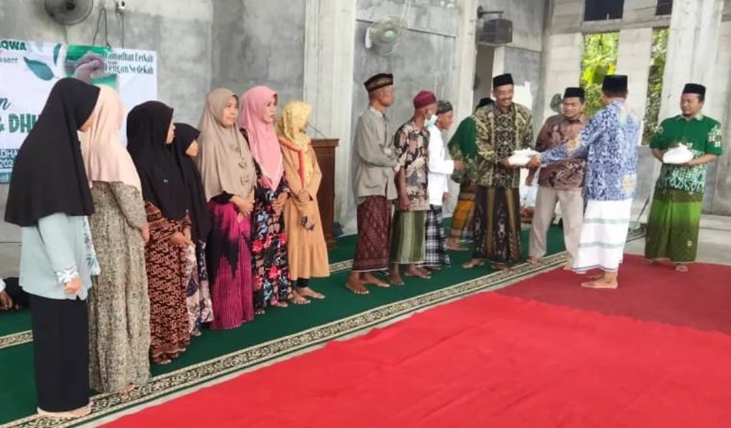 Takmir Masjid At-Taqwa Sukorejo Bungah Beri Santunan Yatim dan Dhuafa