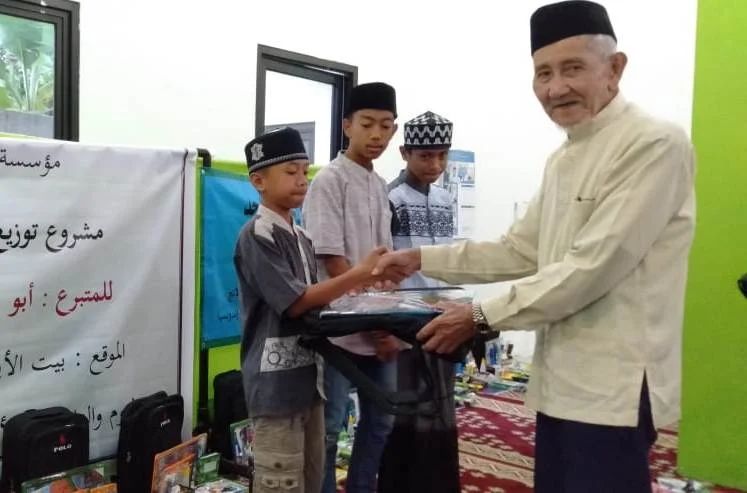 Persiapan Sekolah, PRM Turirejo Bagikan School Kit kepada Anak-Anak