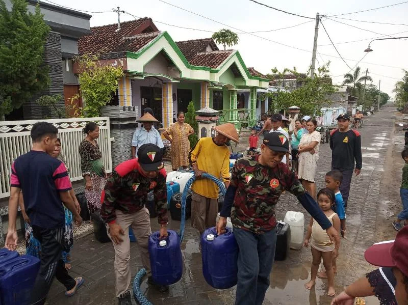 Aisyiyah dan Kokam Wage Kirim Air Bersih ke Desa Karang Kidul Benjeng
