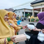 Sambil Gendong Bayi, Ketua PRNA Ini Bagi Takjil