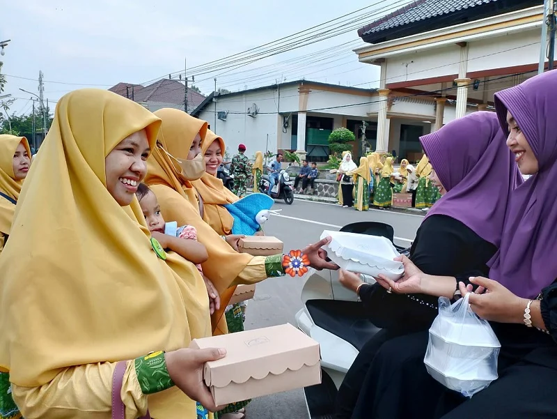 Sambil Gendong Bayi, Ketua PRNA Ini Bagi Takjil