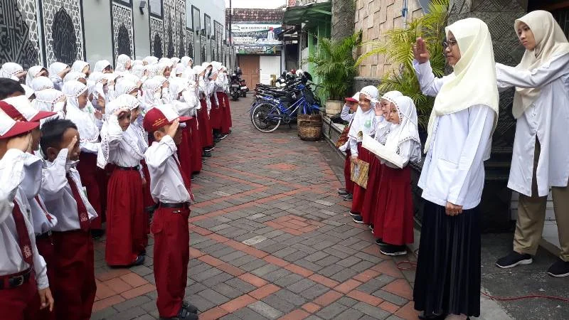 Upacara Pagi di Sekolah, Semua Terkejut Lihat Petugasnya