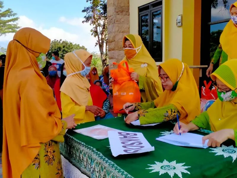Aisyiyah Jatim Baksos dan Tanam Kelapa Kopyor