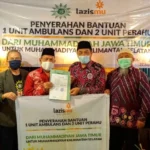 Momen PWM Jatim Serahkan Ambulans dan Perahu Fiber ke Kalsel