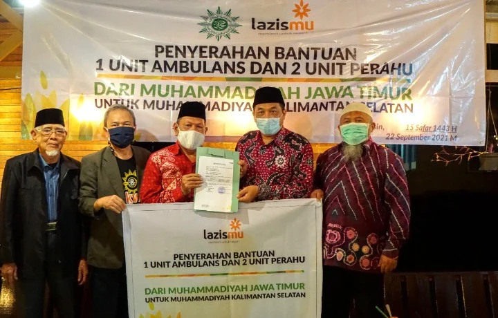 Momen PWM Jatim Serahkan Ambulans dan Perahu Fiber ke Kalsel