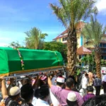 Isak Tangis di UNAIR Iringi Jenazah Istri Prof Fasich ke Rumah Duka