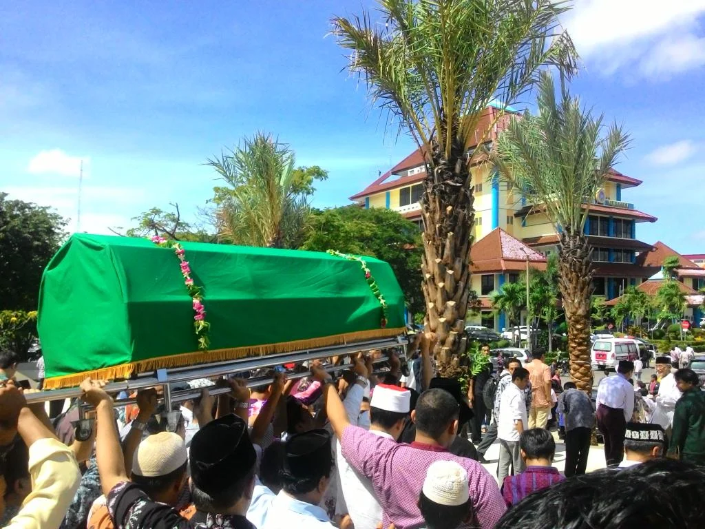 Isak Tangis di UNAIR Iringi Jenazah Istri Prof Fasich ke Rumah Duka