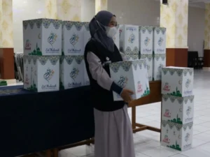 Lazismu Kota Surakarta Serahkan Sembako untuk Marbot