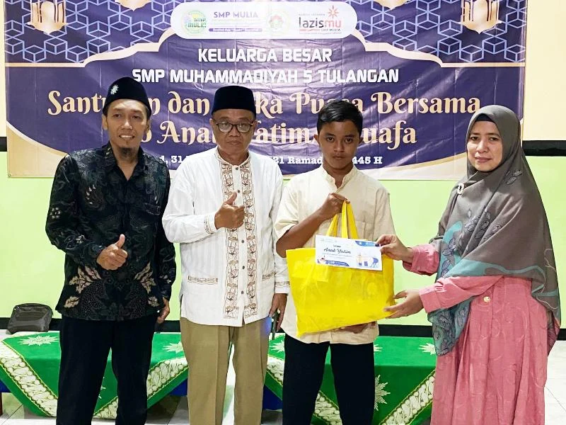 SMP Mulia Bagikan Bingkisan Lebaran untuk Anak Yatim
