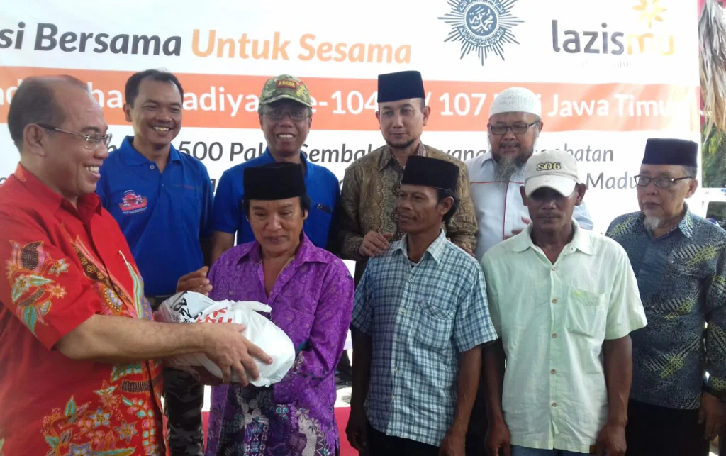 Panitia Milad Muhammadiyah Sebar 1574 Paket Sembako di Bangkalan