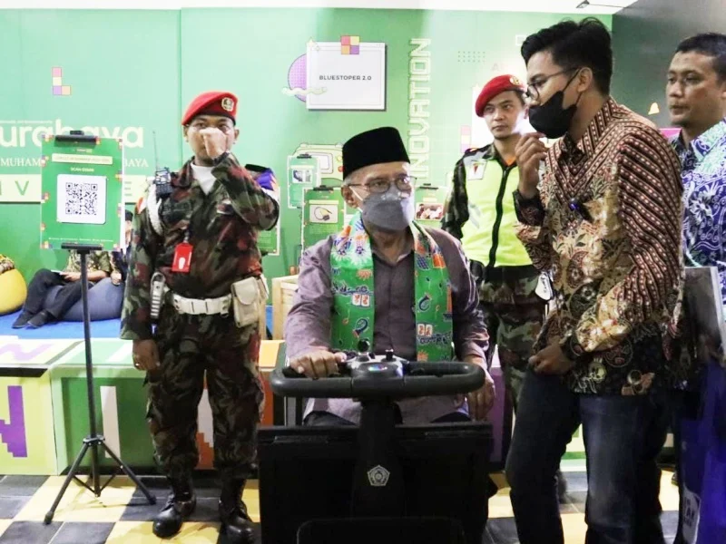 Kunjungi Booth UMSurabaya, Haedar  Nashir Jajal Inovasi Kursi Cerdas