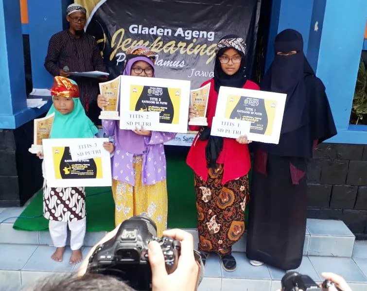 Dua Srikandi Sekolah Ini Juarai Lomba Jemparingan se-Jatim