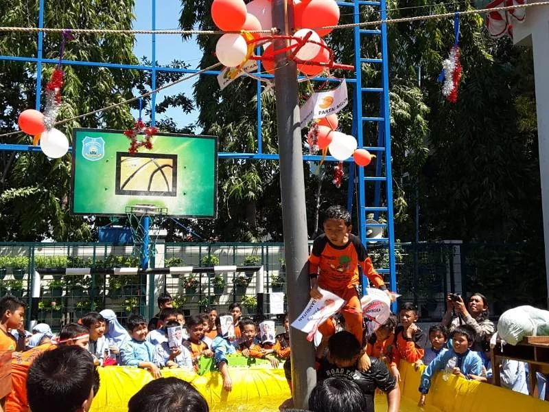 Meriahnya Panjat Pinang Pilpres, Ada Capres-Cawapres Berebut Partai Pendukung