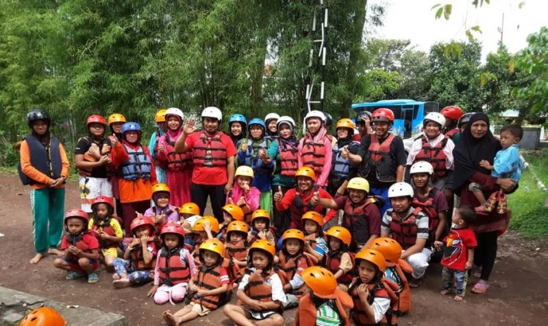 Tanamkan Karakter Berani, Anak Panti Jalani Rafting