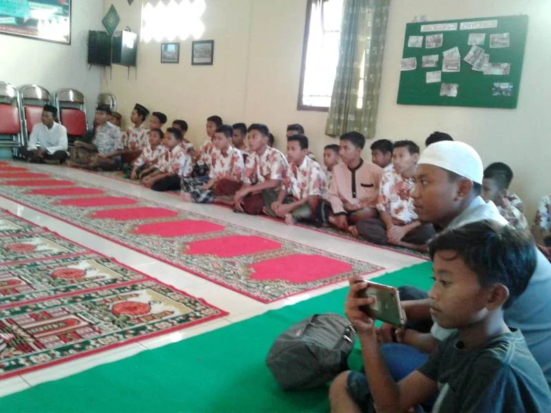 Buka Puasa Anak Panti, Pak Camat Memberi Tausiyah