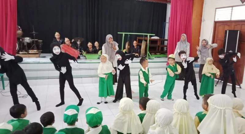 Beginilah Hebohnya Anak TK Melihat Drumband dan Pantomim di Sekolah Ini