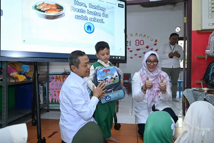Papan Interaktif Digital Bikin Anak PAUD Makin Gembira Belajar, Wamen Fajar Apresiasi Antusiasme Guru