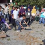 Peringati Hari Anak, Para Siswa Tinggalkan Kelas Asyik Bermain di Halaman Sekolah