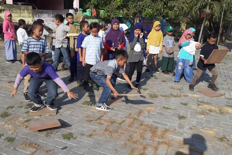Peringati Hari Anak, Para Siswa Tinggalkan Kelas Asyik Bermain di Halaman Sekolah