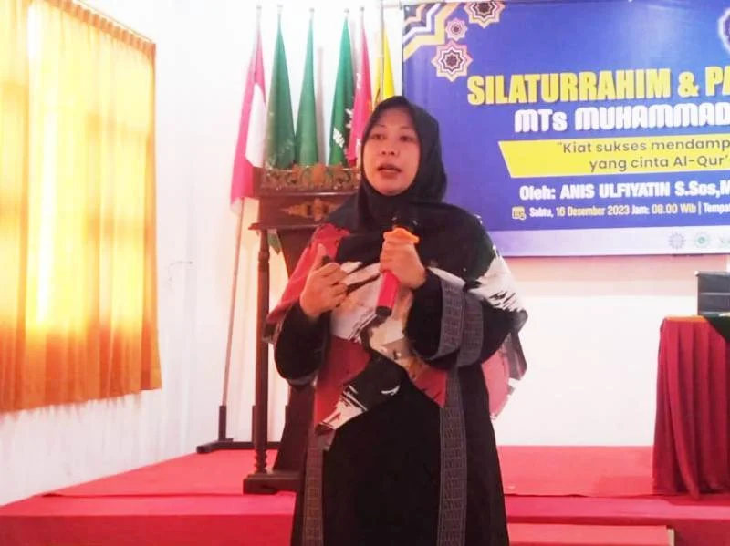 Kiat Mendidik Anak Berakhlak Mulia