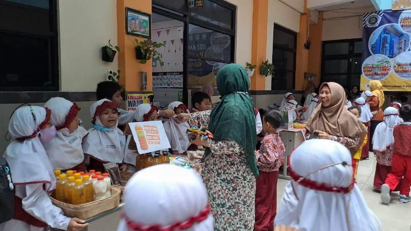 Pasar Kaget Meriahkan SD Muhlas