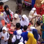 Halaman Sekolah Itu Berubah Menjadi Pasar Makanan