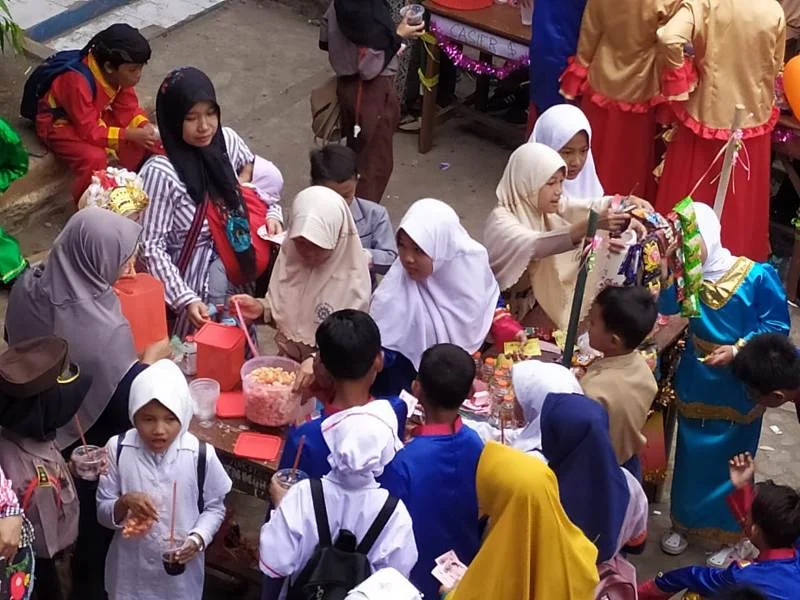Halaman Sekolah Itu Berubah Menjadi Pasar Makanan