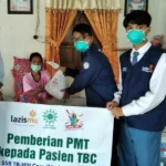 Kunjungi Pasien TB, Lazismu dan SSR Aisyiyah Serahkan Sembako
