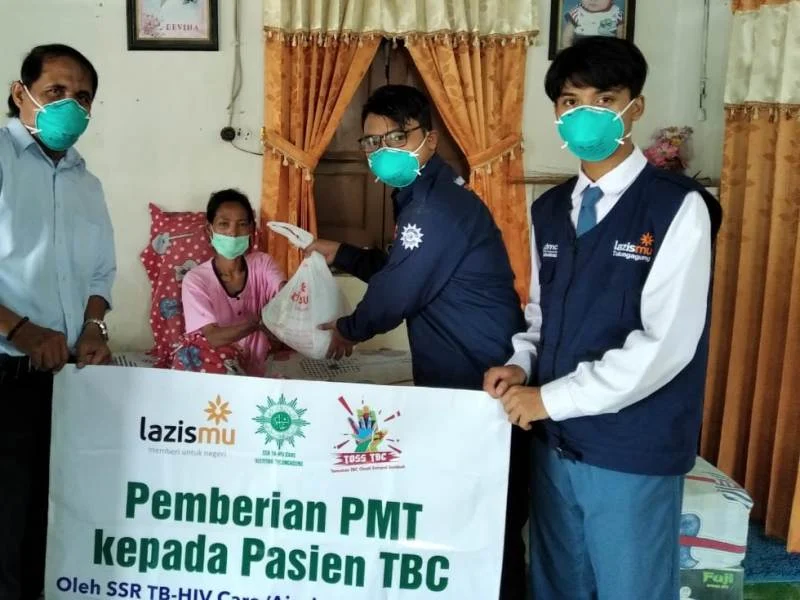 Kunjungi Pasien TB, Lazismu dan SSR Aisyiyah Serahkan Sembako