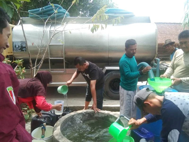 PCPM Laren Kirim Truk Air untuk Membantu Warga Kopen