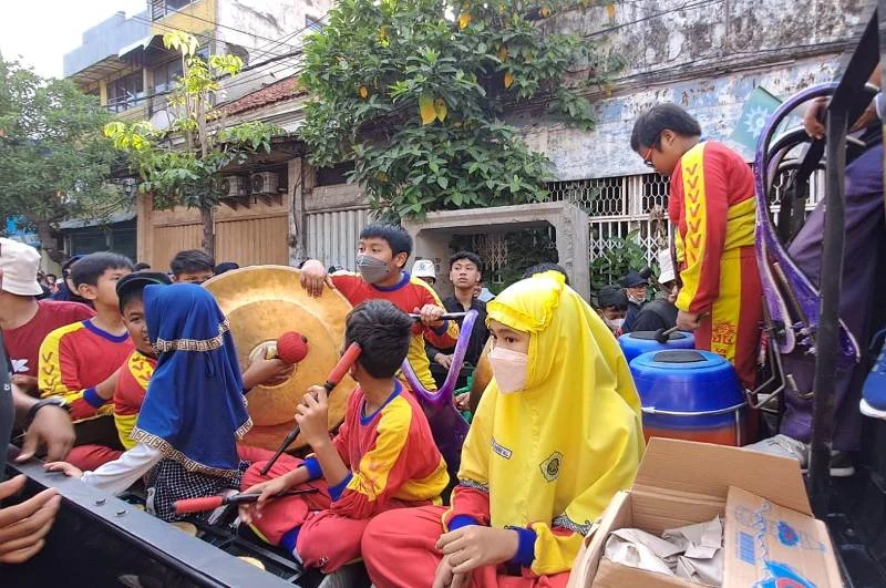 Musik Patrol SD Muhlas Iringi Jalan Sehat Tugu Pahlawan
