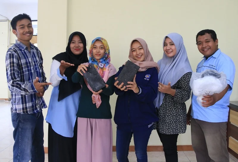Di Tangan Mahasiswa Ini, Limbah Plastik Diubah Menjadi Paving Bata