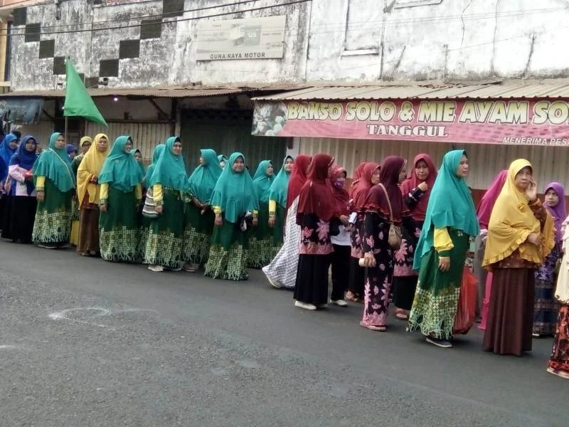 Pawai Milad Aisyiyah Diikuti 1.500 Orang Dimeriahkan Drumband dan Kentongan
