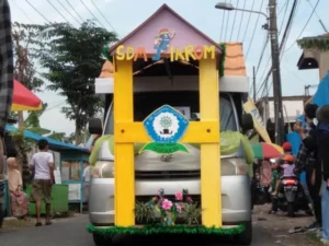Replika Gedung Ikrom Hiasi Pawai Akbar PCM Sepanjang