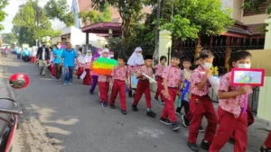 Pawai Taaruf Muharram sambil Punguti Sampah
