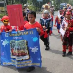 Ada Barisan Superhero Ikut Pawai di Jalan Dupak