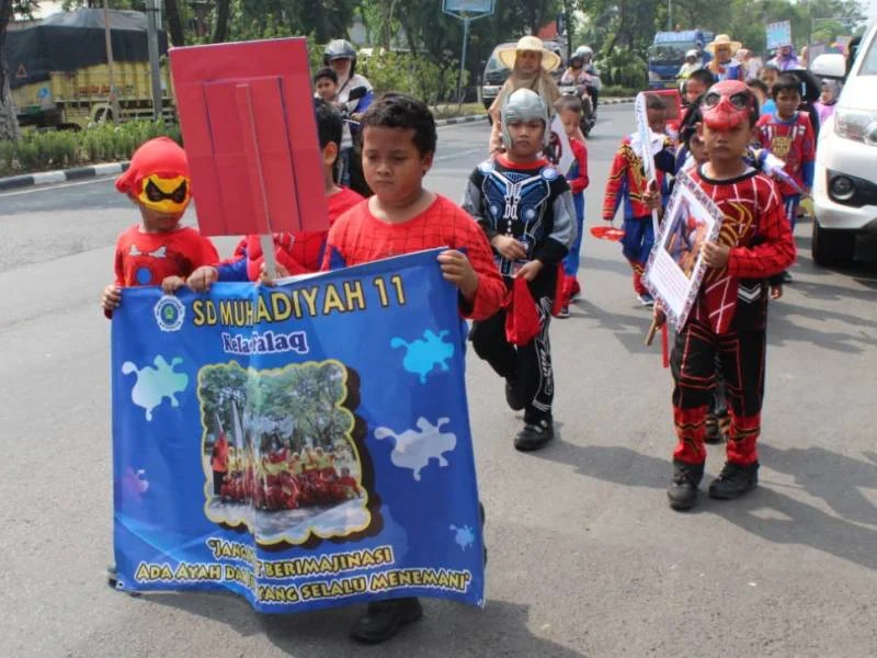 Ada Barisan Superhero Ikut Pawai di Jalan Dupak