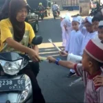 Meriahkan Tahun Baru dengan Pawai dan Bagi Bingkisan